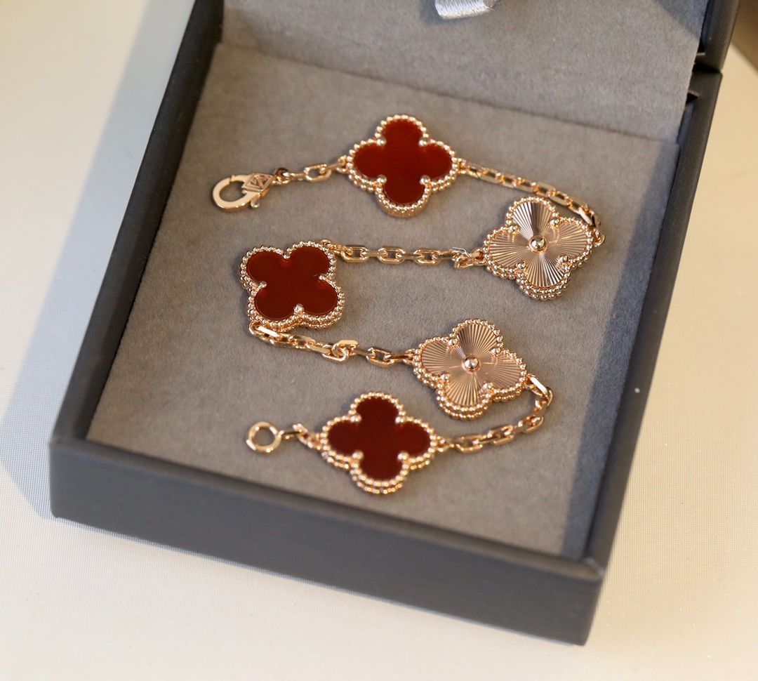 早い者勝ち★Van Cleef & Arpels 上品なブレスレット 新品 Van Cleef & Arpels 四つ葉の ブレスレット｜本日限定特価