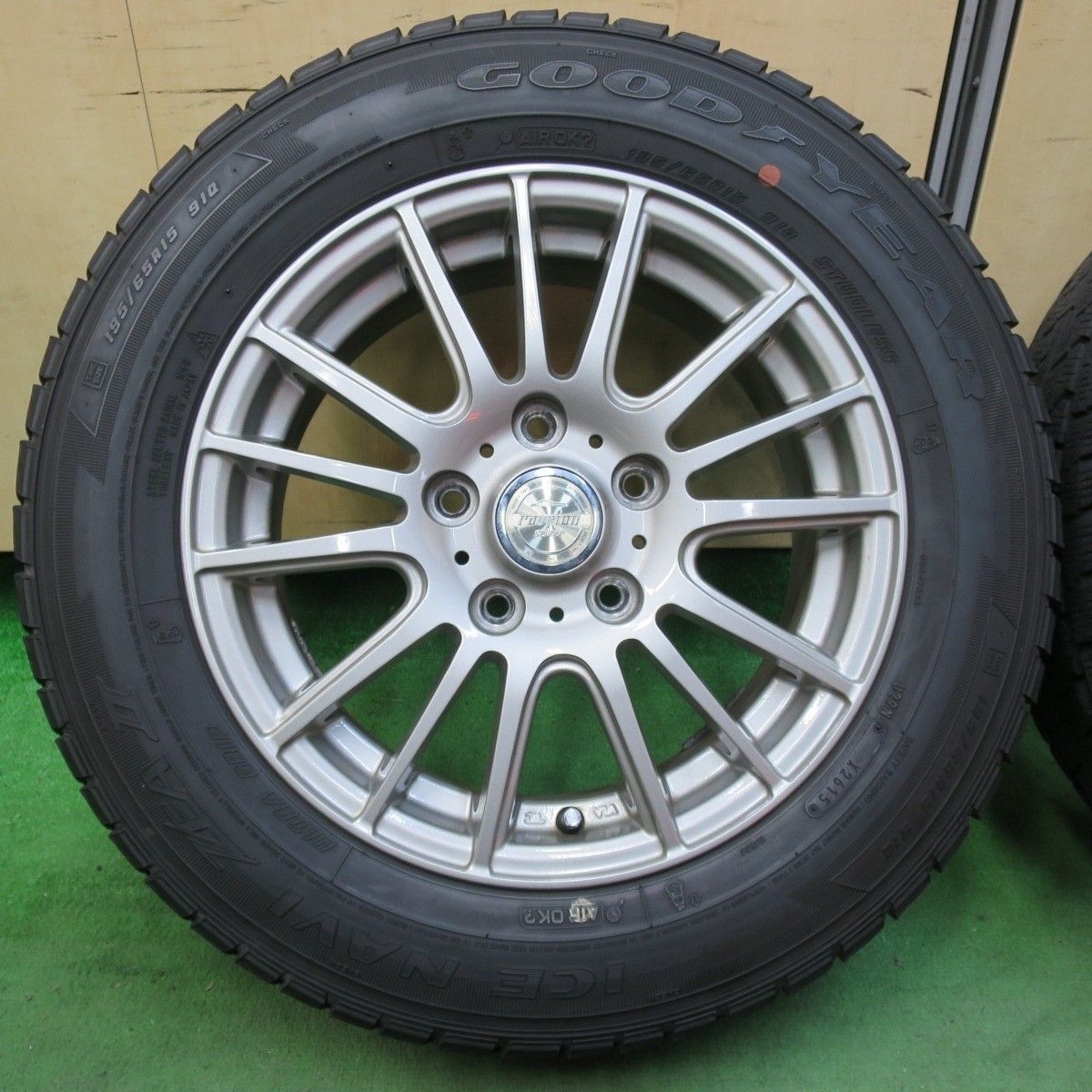 グッドイヤー アイスナビZEAⅡ 195/65R15 プリウスなどに。
