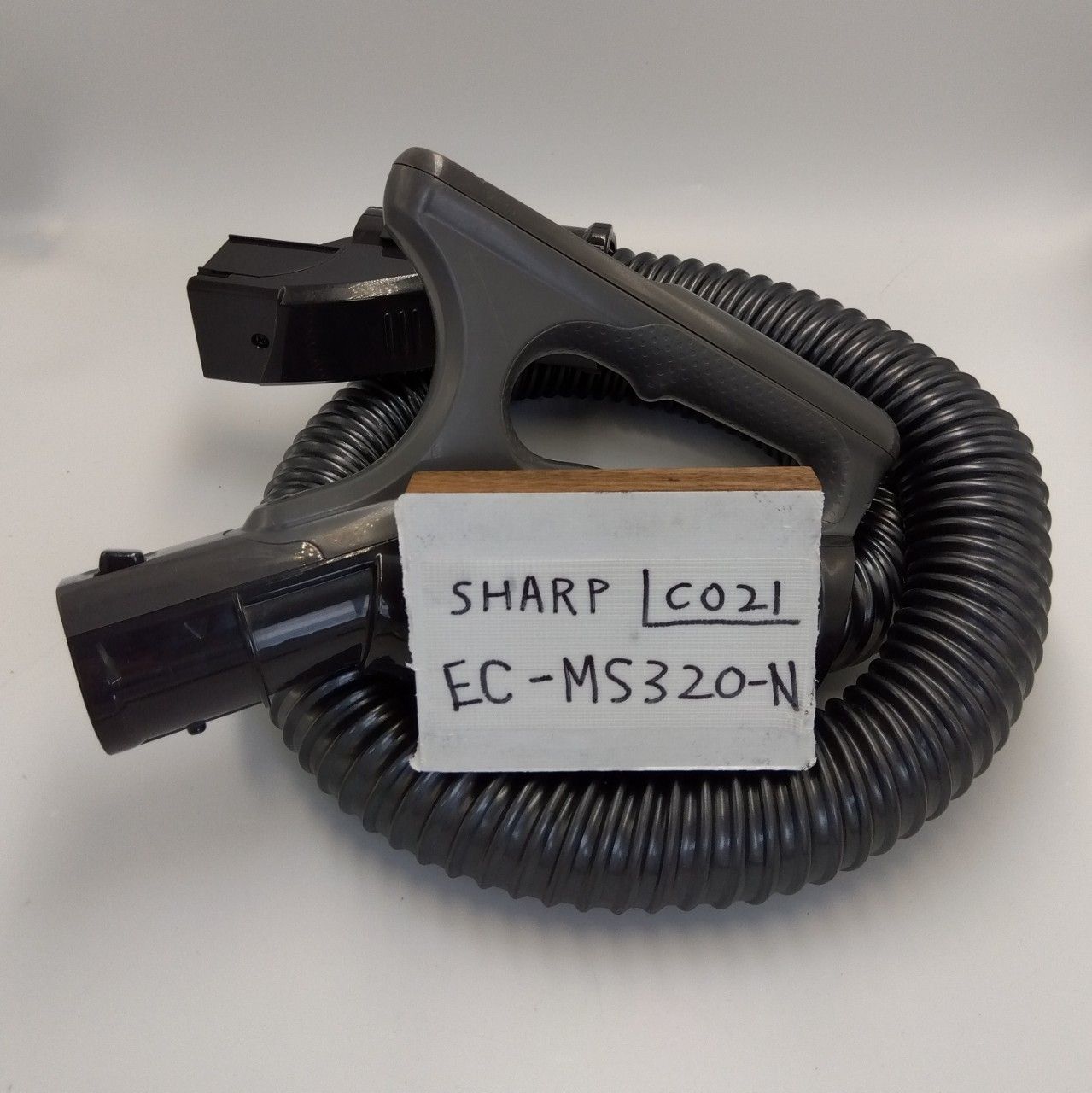 簡易清掃済】SHARP （型番：EC-MS320-N） 掃除機 ホース 管 蛇腹 じゃばら スイッチ クリーナー シャープ （色：黒 ブラック） -  メルカリ