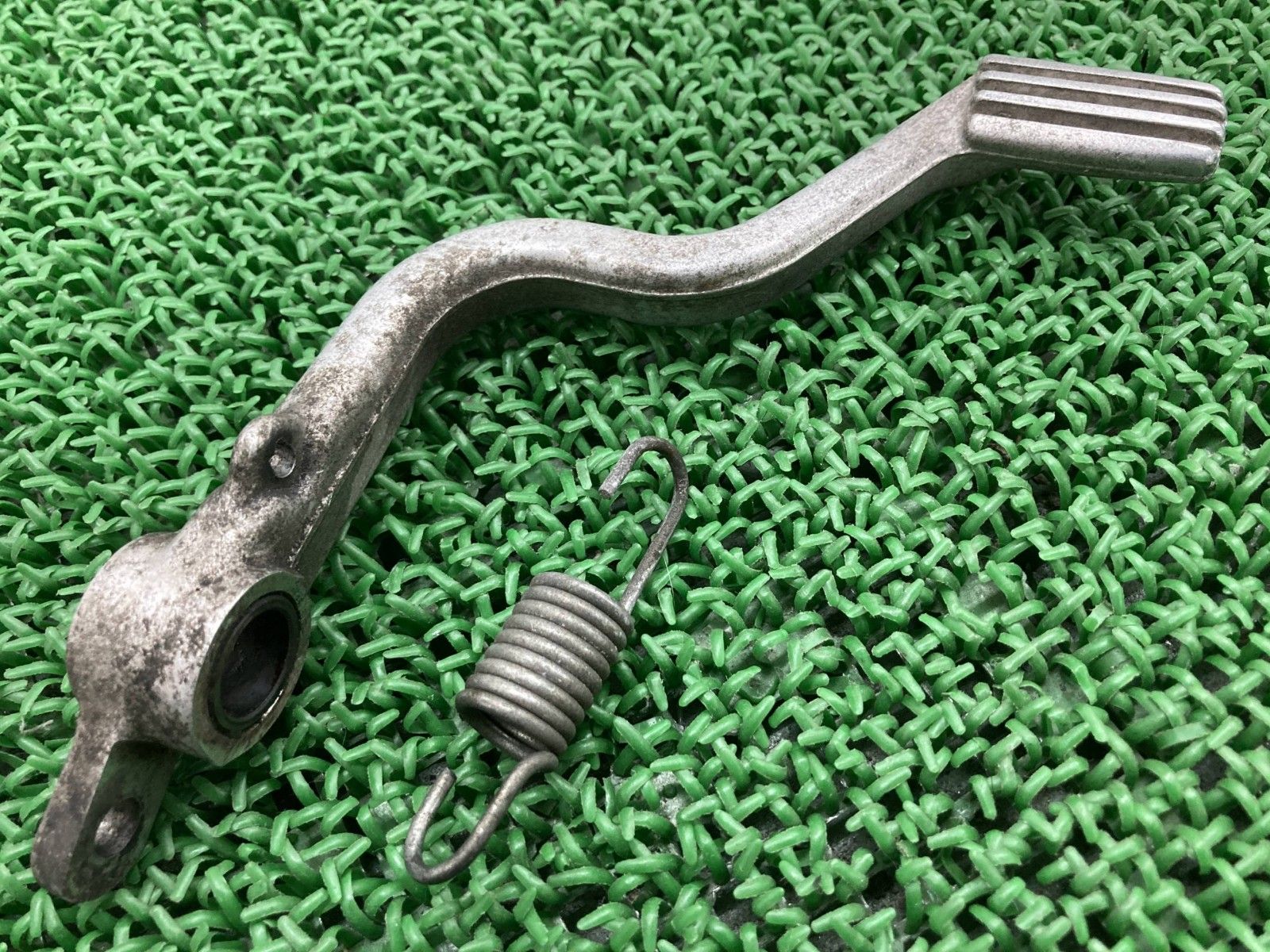 GPZ900R ブレーキペダル カワサキ 純正 中古 バイク 部品 ZX900A スプリング付き ペイント素材に 曲がり無し 品薄 希少品 Tu