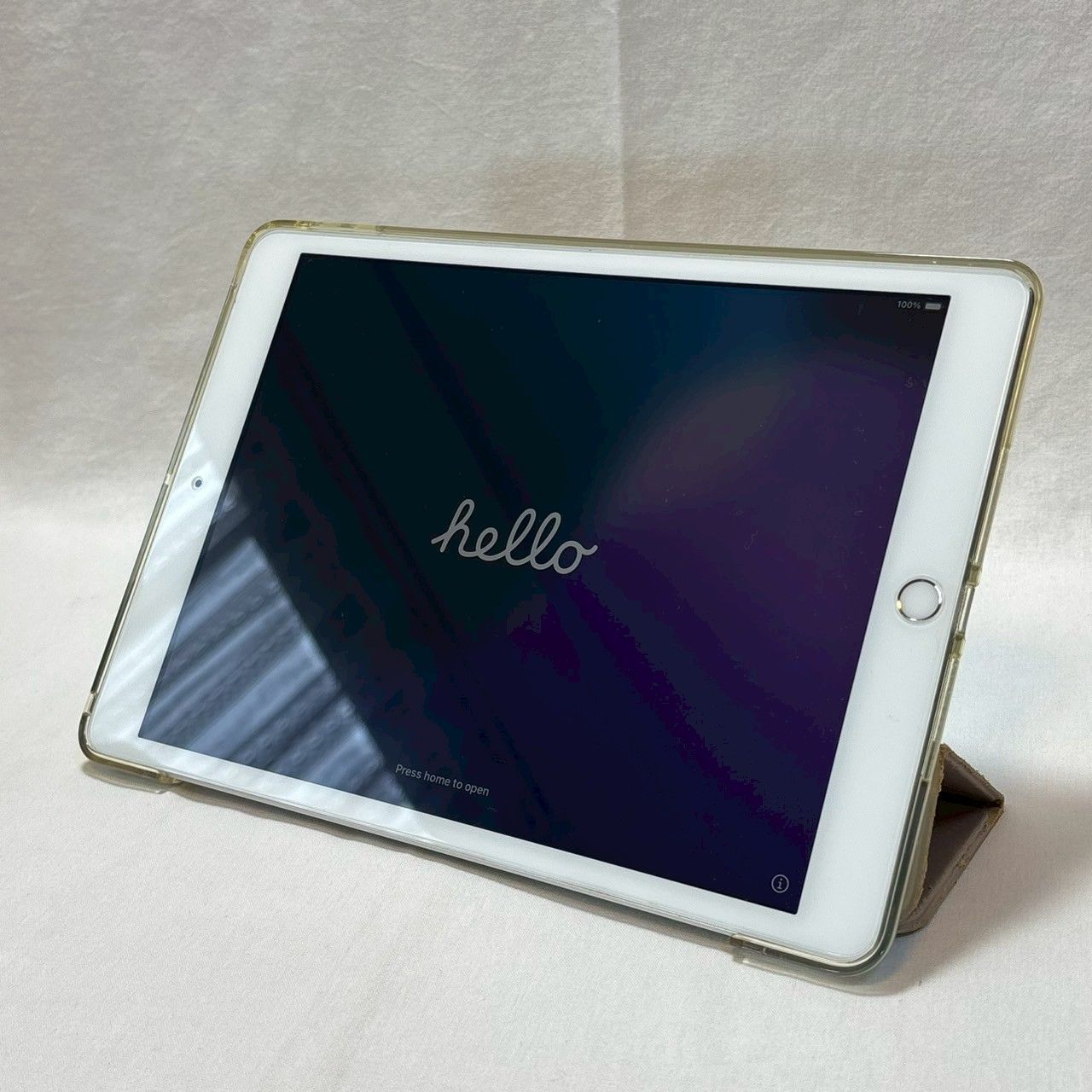 即使用可 iPad|第8世代|Wi-Fiモデル|32GB|シルバー|MYLA2J|A|フィルム|ケース|ケーブル付き|No.893