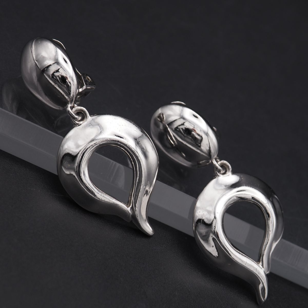 G292 ジバンシイ GIVENCHY PARIS NEW YORK イヤリング スイングチャーム シルバー デザイン コスチュームジュエリー