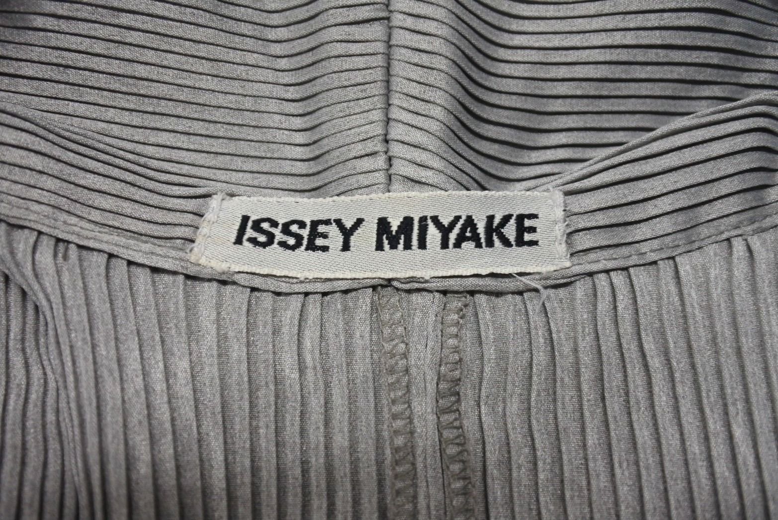 極美品 ISSEY MIYAKE イッセイミヤケ Vネック プリーツ長袖