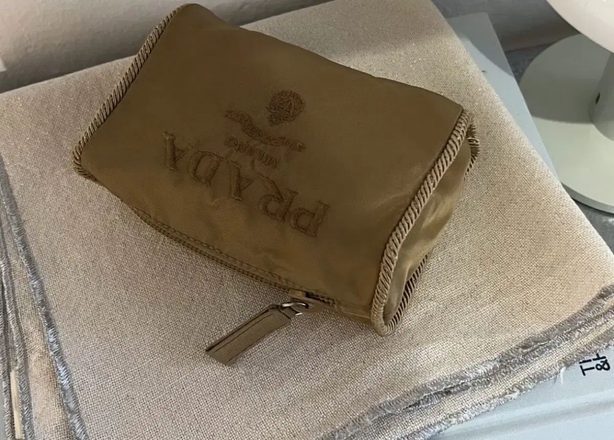 PRADA ミニ ポーチ