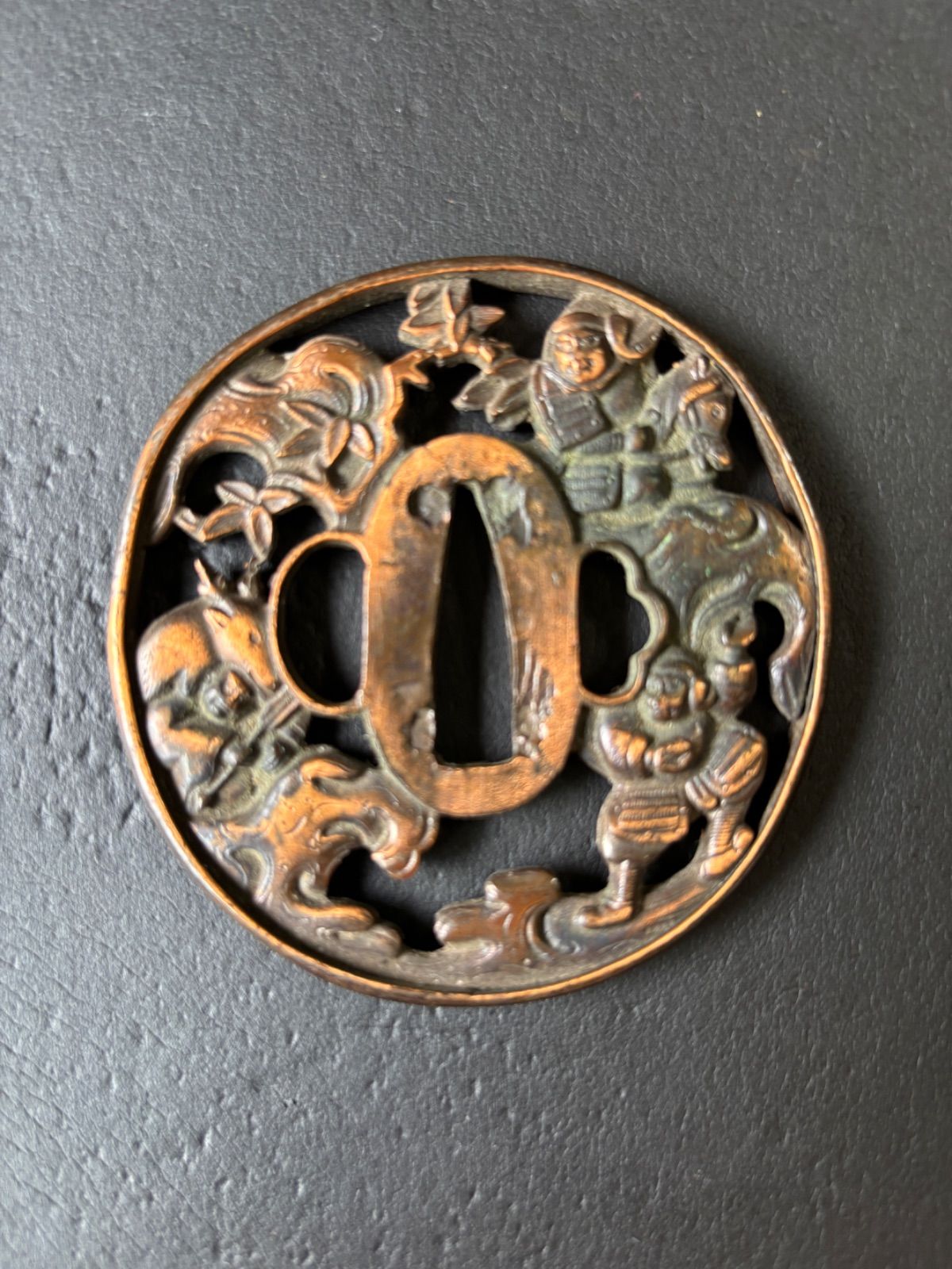 か*る様 鍔　鍾馗の鬼退治　古鉄　武具　銅鍔　金　銅　金属工芸 か*る様 鍔 鍾馗の鬼退治 古鉄 武具 銅鍔 金 銅 金属