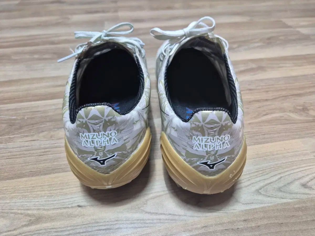 Mizuno アルファ エリート　ホワイト/ゴールド MIZUNO ミズノアルファ ELITE(ホワイト×ゴールド) P1GA246250