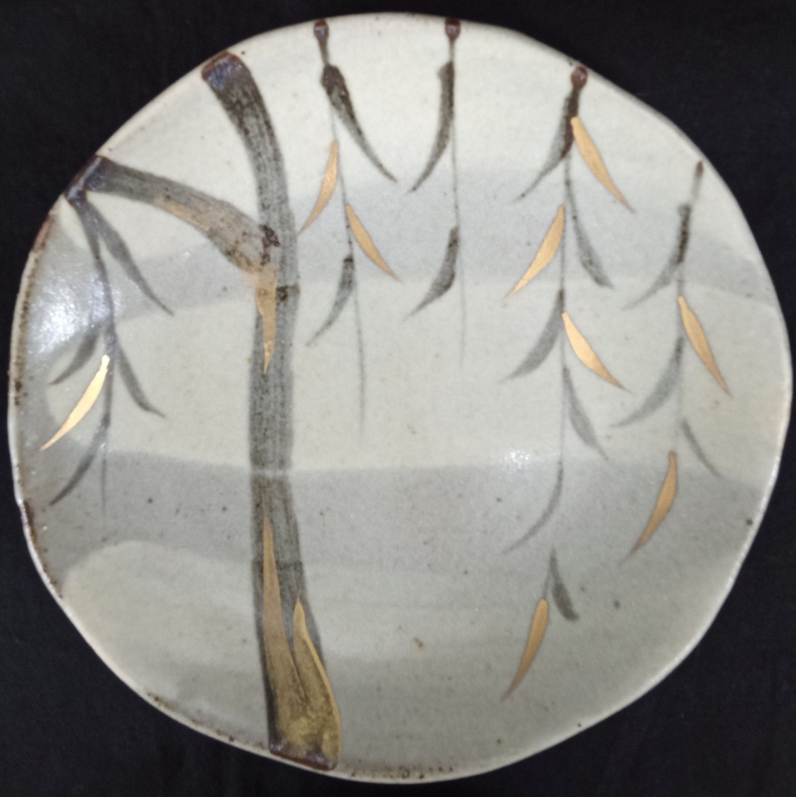 h64777  幸兵衛窯 金彩梅花 飾皿 美濃焼 法約23cm h64777 幸兵衛窯 金彩梅花 飾皿 美濃焼 法約23cm