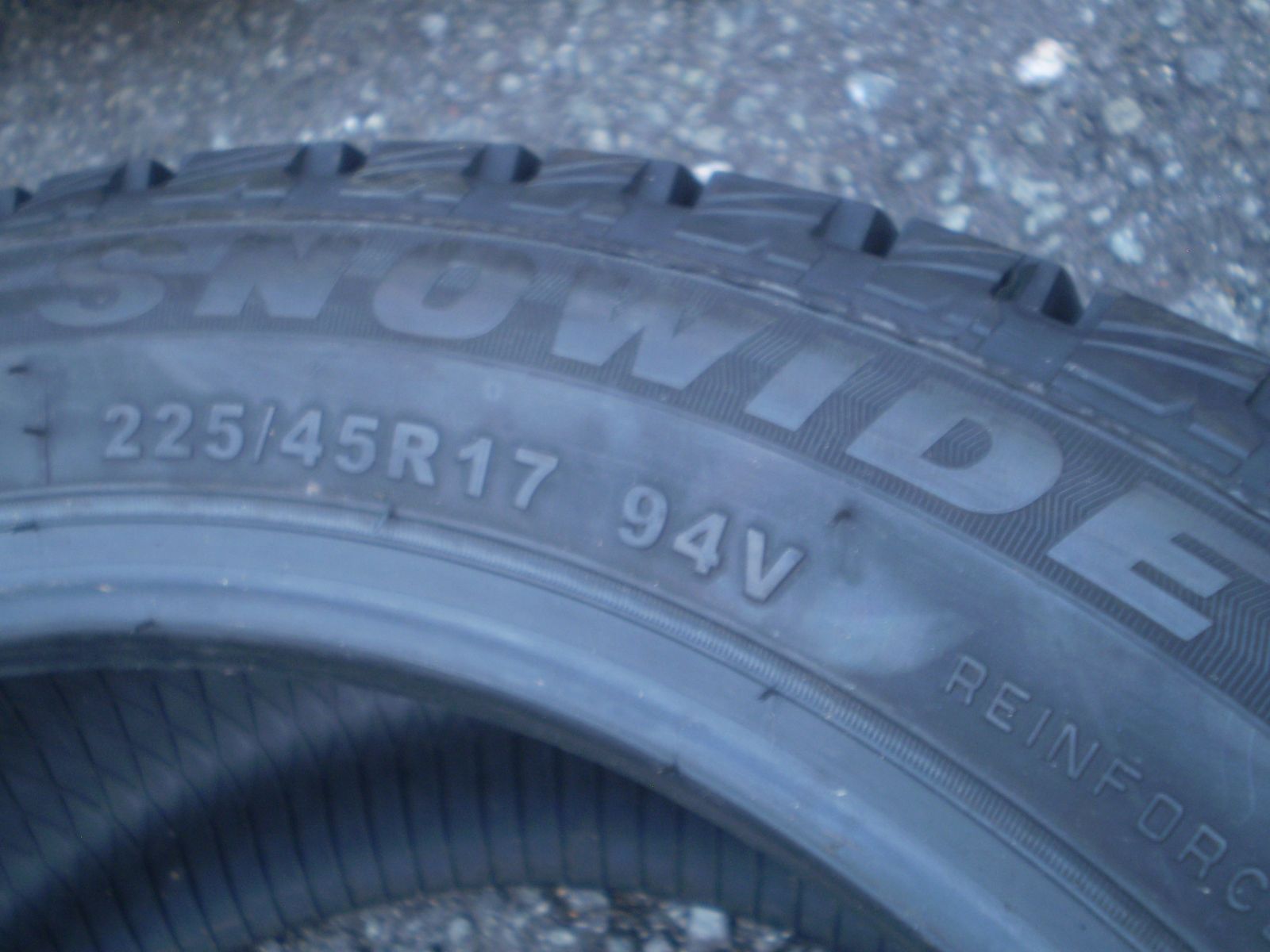 225|45R17 SNU