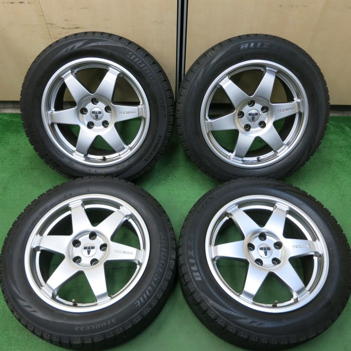 送料無料]バリ溝！8.5分☆アウディ ベンツ 等 225/55R17 TECMAG 