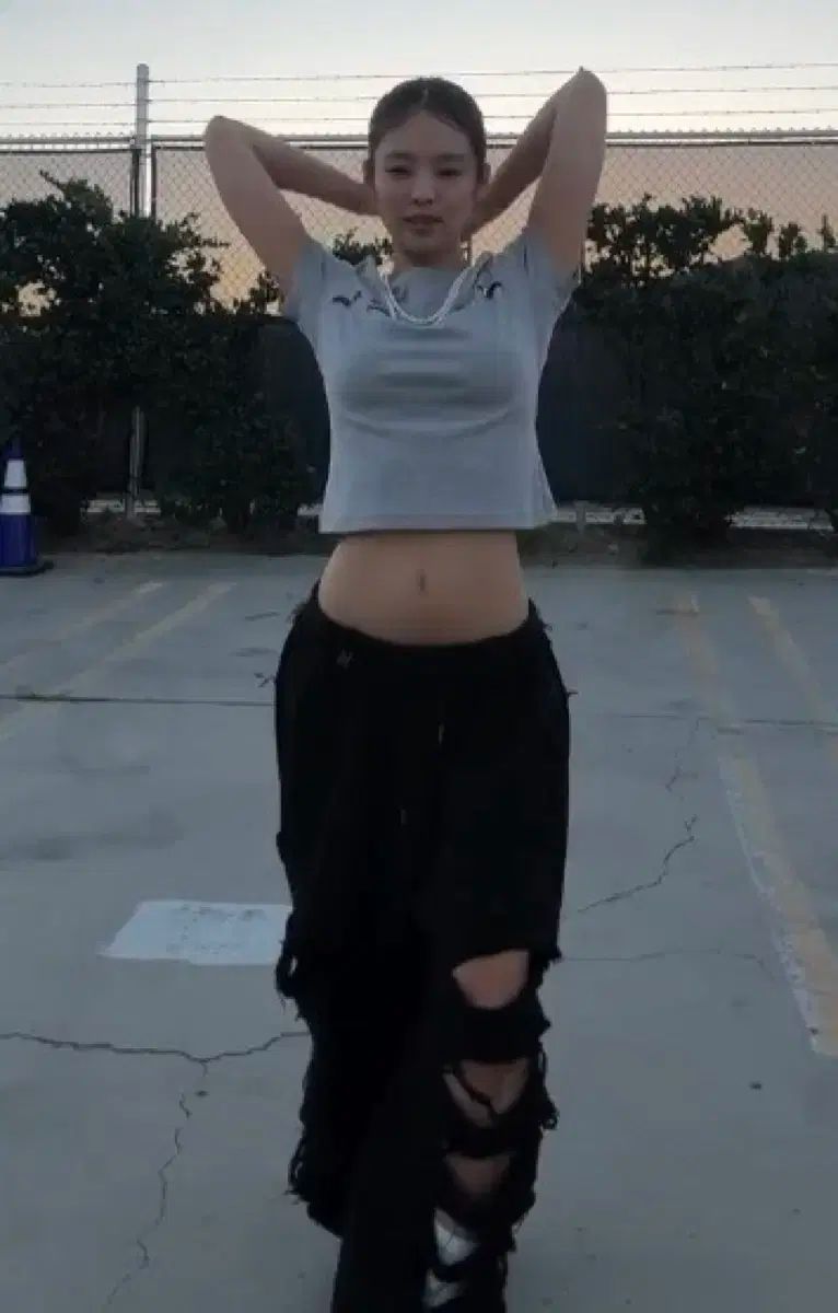 TREEMINGBIRD スクラッチダメージ ワイドパンツ ブラック ジェニ着用