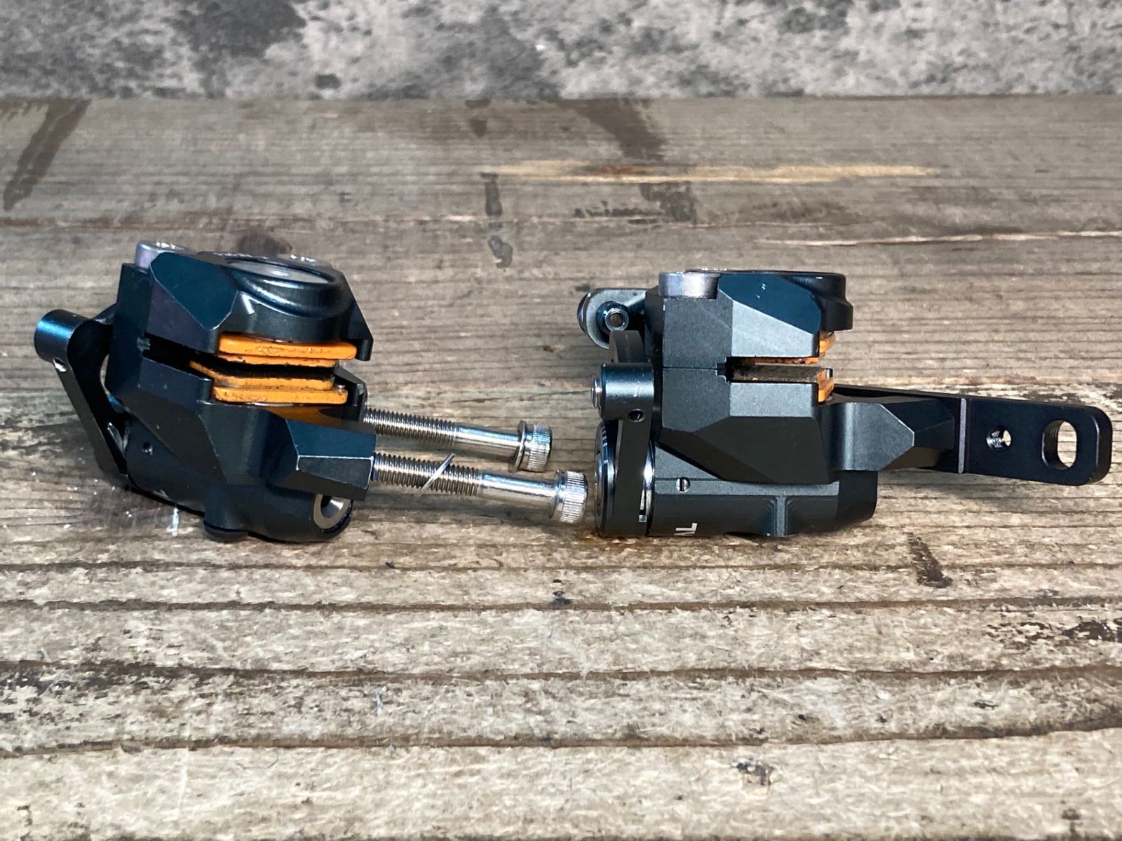 JJ142 グロータック GROWTAC イコール EQUAL 機械式ディスクキャリパーセット フラットマウント グレー BRIGHTFACE_UK