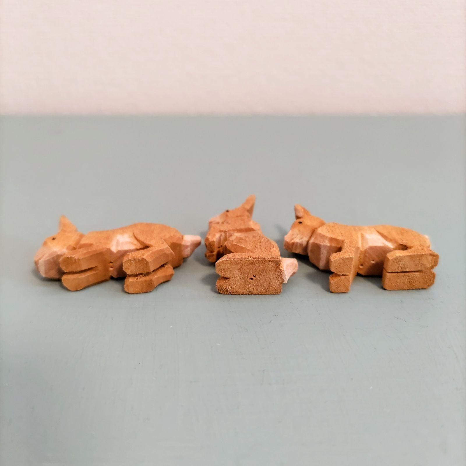 ドイツ工芸品 ミニチュア うさぎ3匹セット 木製 ヘルビッヒ工房