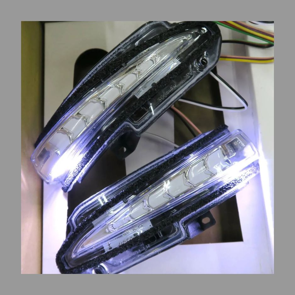 Vertical Arrow LEDウィンカー 未使用 AVEST アベスト Vertical Arrow シーケンシャル 流れる