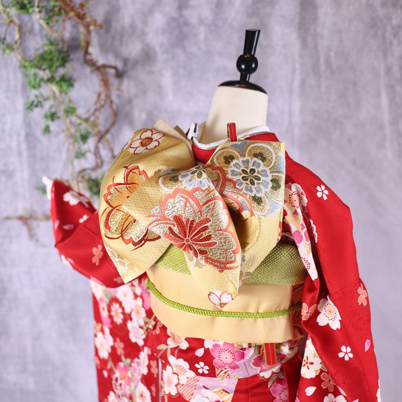 白地に百合振袖のみ5/18まで出品