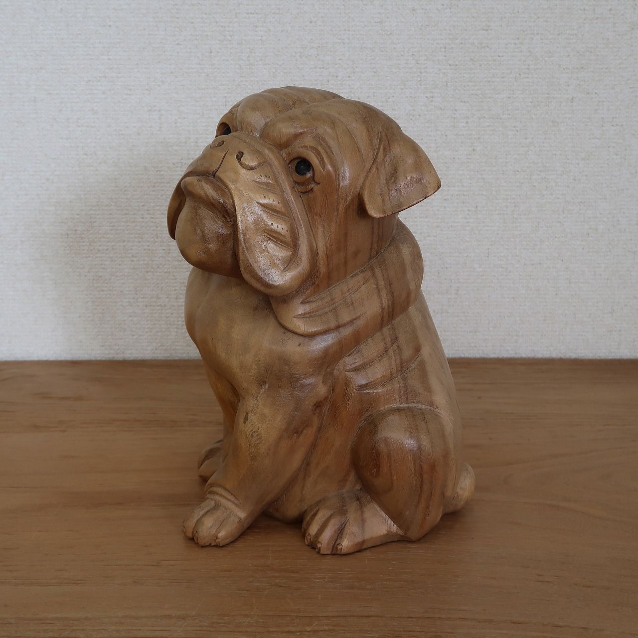 ブルドッグの木彫り 座像 25cm 木製 犬の置き物 オブジェ オーナメント