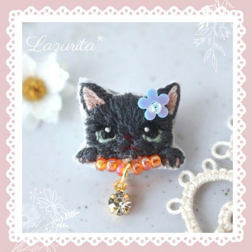 猫刺繍 ガラスチャーム付きちっちゃな猫顔ブローチ 黒猫 - メルカリ