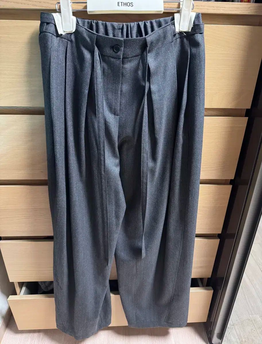 配送商品は通常配送無料。 エートス ワイド ウェスト ストラップ パンツ チャコール スモール 送料無料の商品多数！