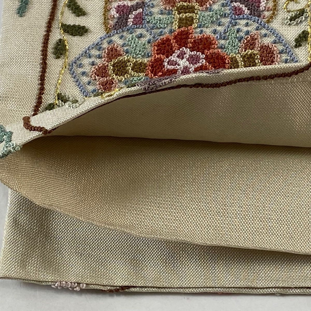 A41美品　袋帯　全通　刺繍　花　正絹 袋帯 逸品 草花 相良刺繍 金糸 ベージュ 六通 正絹 【中古