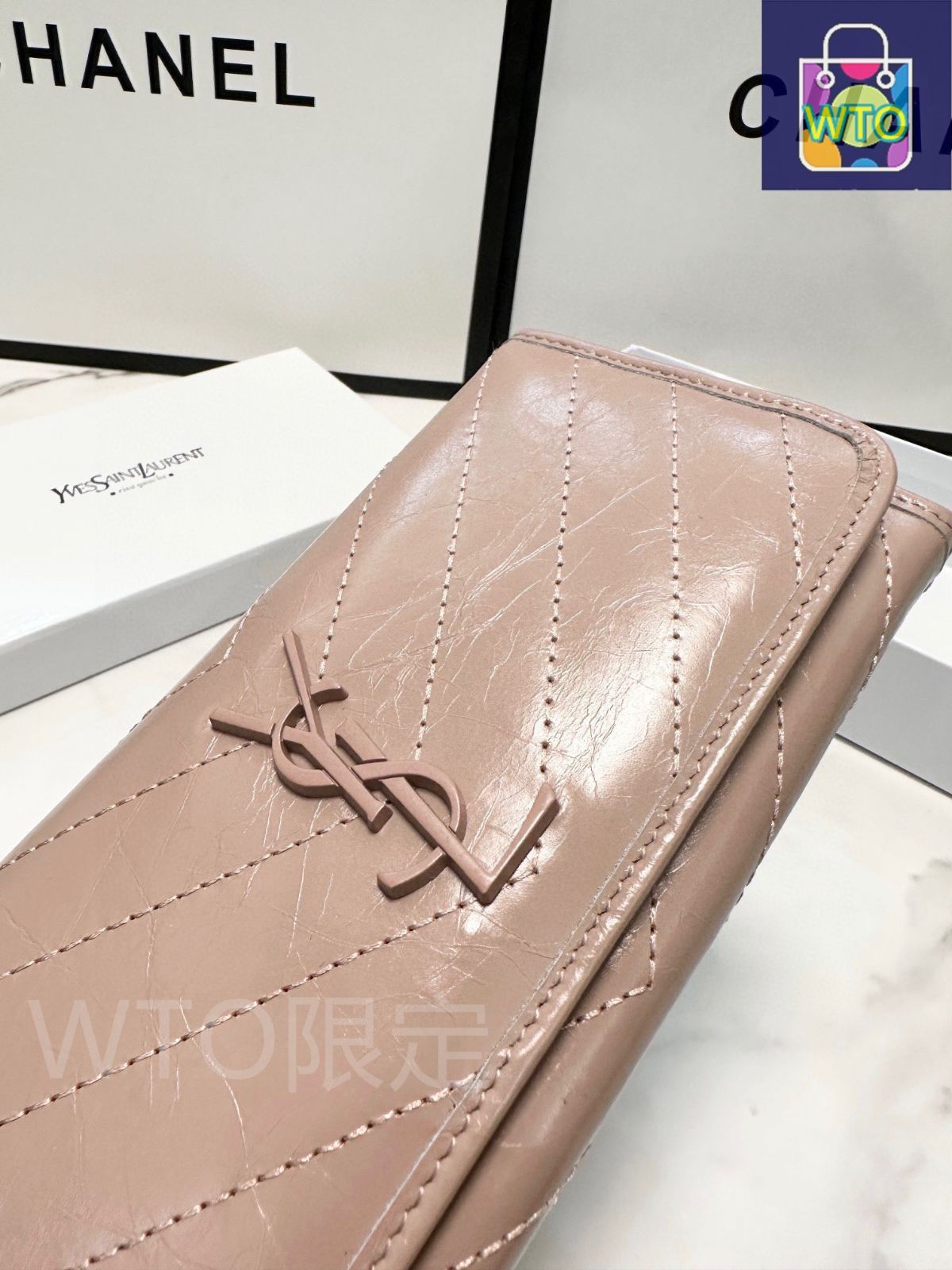 高品質レザーと実用的なファッションデザインを備える