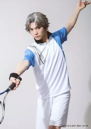 中古】生写真(男性) 三浦宏規(跡部景吾)/膝上・ユニフォーム・左手上げ