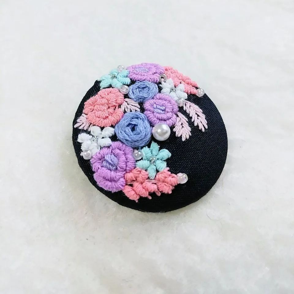 花手刺繍☆3.7センチくるみボタンヘアゴム又はブローチ - メルカリ
