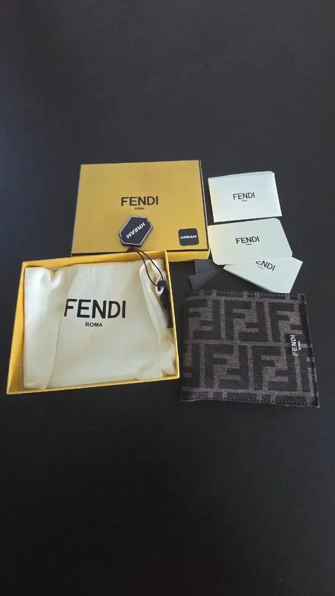 FENDI フェンディ FF ファブリック 二つ折り財布