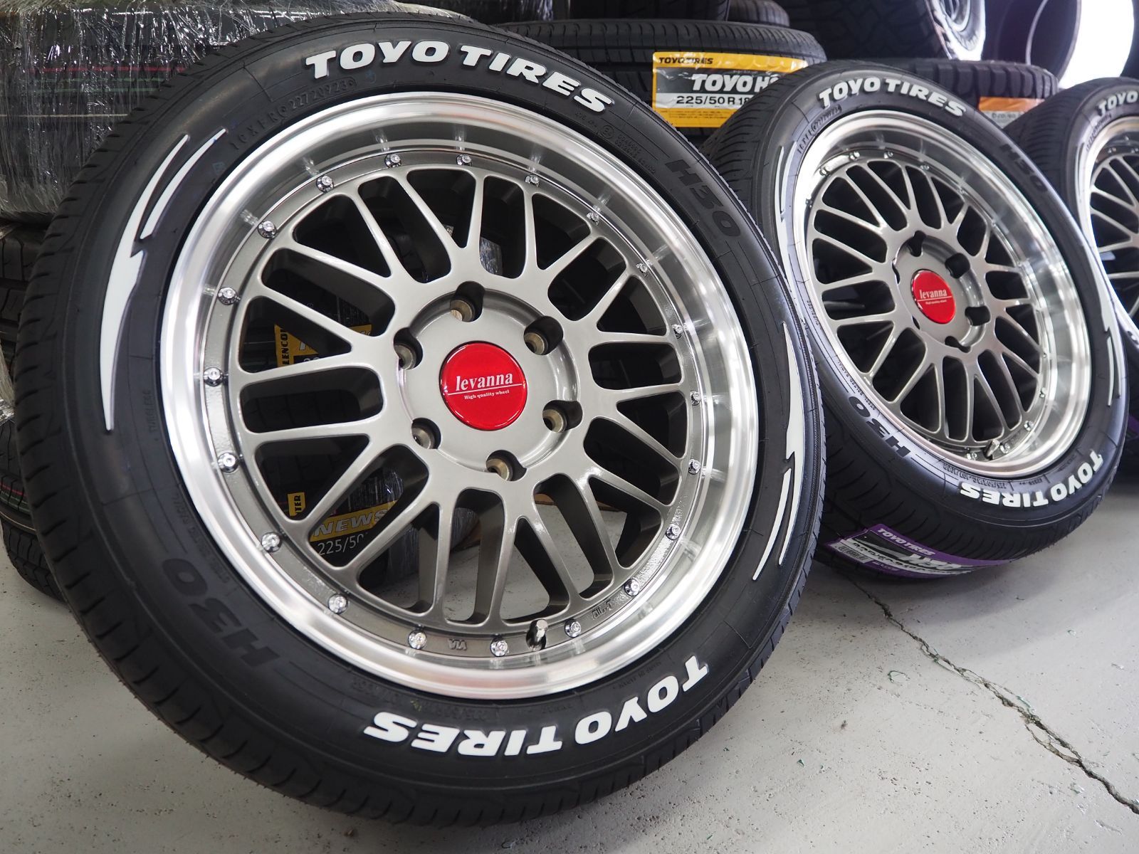 深リム メッシュ levanna V10LTH 18inch 7.0J 6-139.7 +38 車検対応 TOYO H30 225/50R18  ハイエース - メルカリ