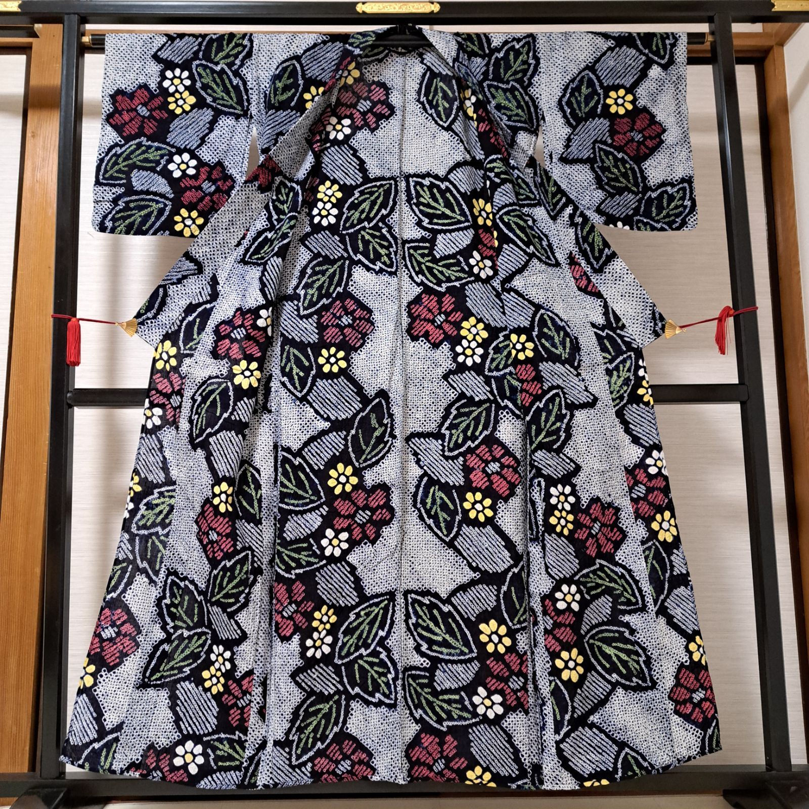 大人気！伝統工芸・有松鳴海絞り 藍染 濃紺地に赤と黄色のお花 ま