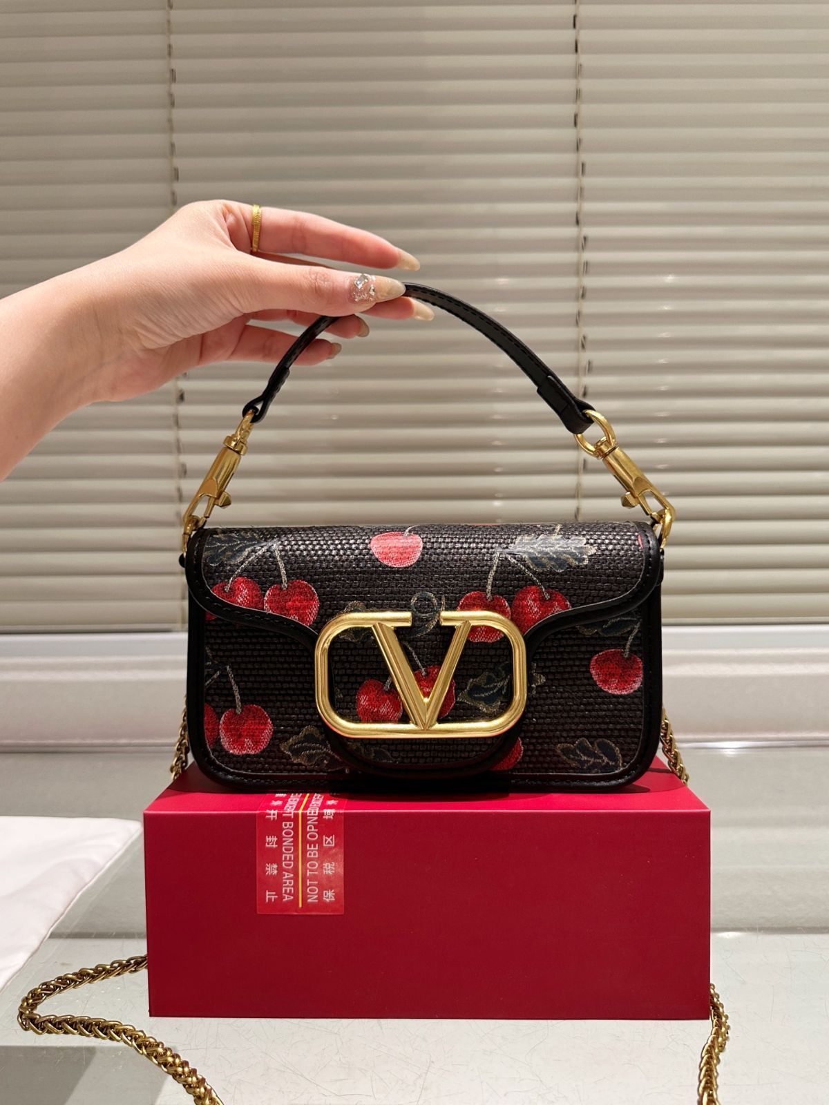 関税送料込み- VALENTINO VLOGO LOCO ショルダーバッグ 関税送料込み- VALENTINO VLOGO LOCO ショルダーバッグ