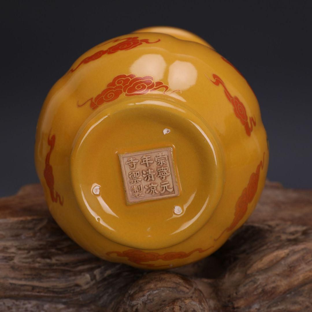 北宋元祐元年汝窯双鳳耳花口瓶  景徳鎮 陶磁器 装飾品 工芸品 美術品 置物 五代白磁鳳首瓶 五代～北宋時代(11c) H.18.8cm W.13.2cm 4/26(火