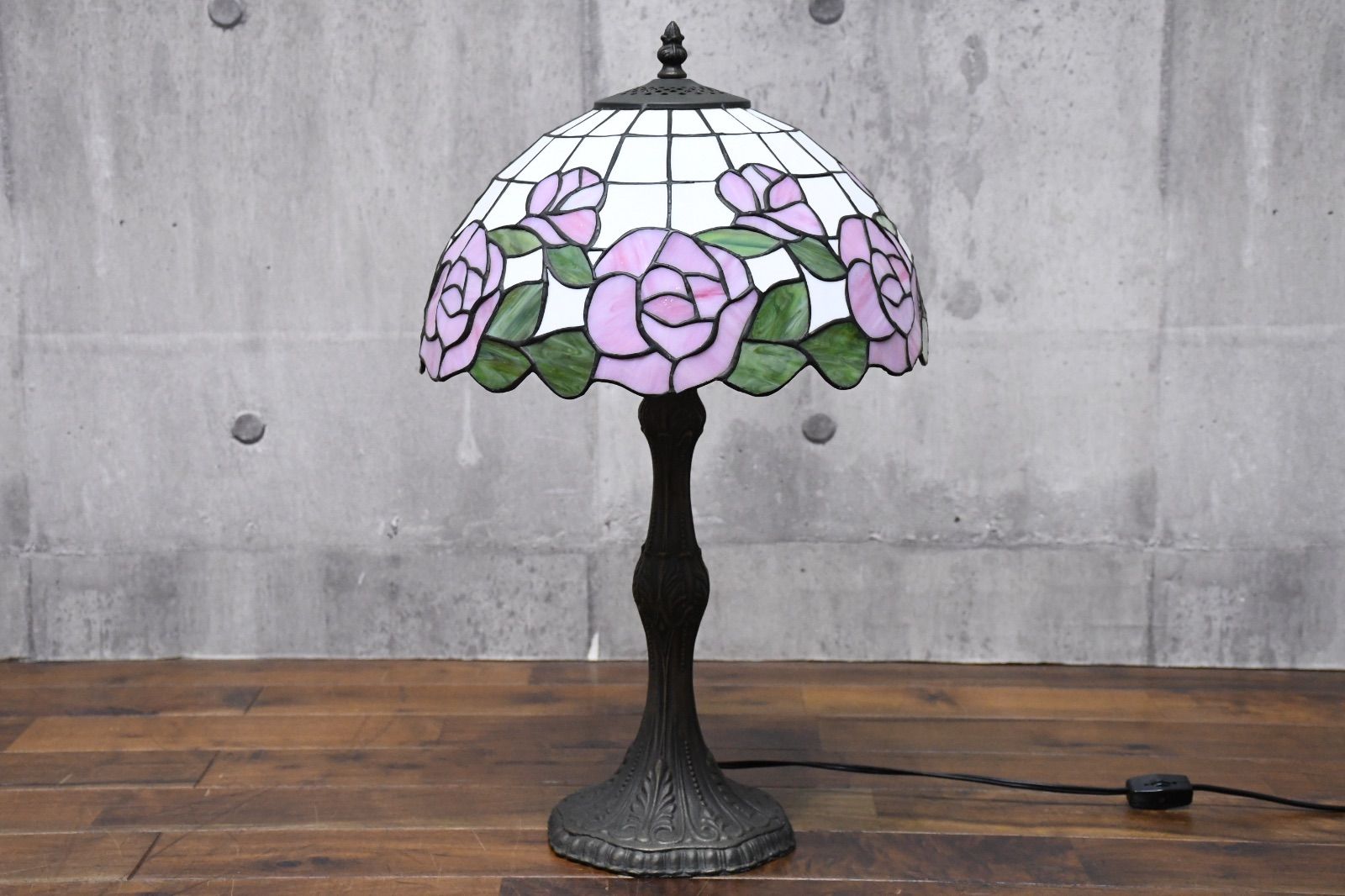 EJK60 ティファニー調 ステンドランプ テーブルランプ バラ|薔薇 ナイトスタンド シェードランプ アンティーク調 ステンドグラス 照明 花柄