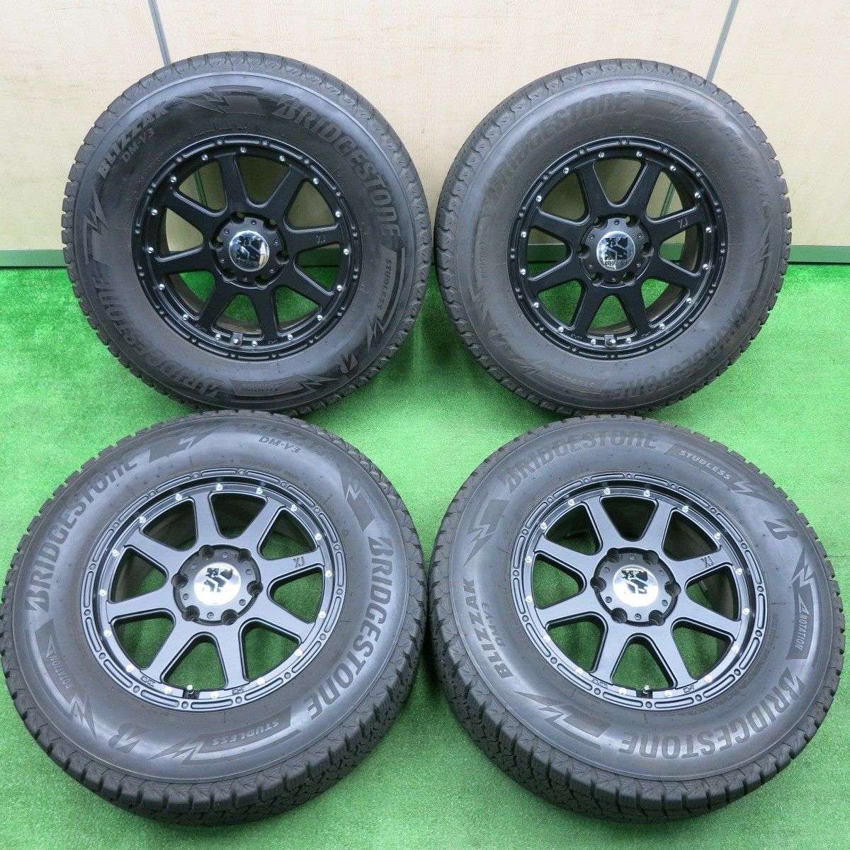 [送料無料] バリ溝！20年！キレイ！9分XTREME-J スタッドレス 265/65R17 ブリヂストン ブリザック DM-V3 XJ エクストリームJ 17インチ PCD139.7/6H4112510TNス