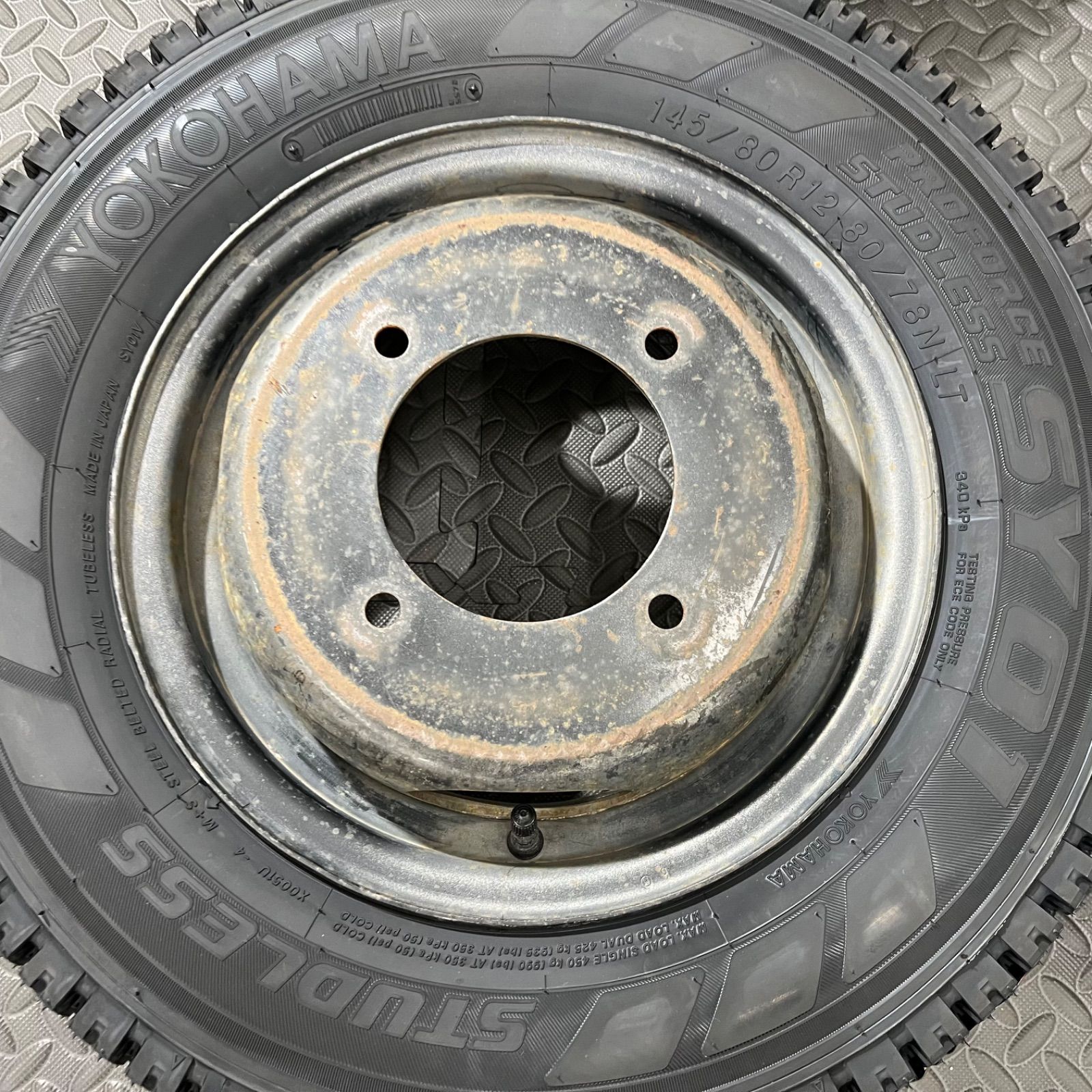 25年製 タイヤ 145|80R12 80|78N LT ヨコハマ SY01V マツダ ボンゴ バネット リヤ ダブルタイヤ スタッドレスタイヤ 1102Y TRITUETUBI_COM