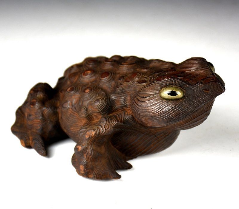 蔵C6709b 民藝 杉材 木彫蛙 神代杉 台付き