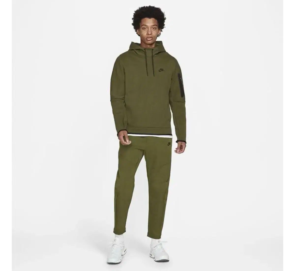 ナイキテックエッセンシャルズパンツ ラフグリーン