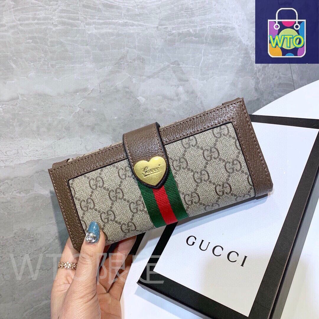 GUCCIグッチ　二つ折り財布　新品　免税店にて購入　収納入れ多　価値あり品 ⚪︎GUCCI⚪︎ グッチ GGスプリーム 二つ折り財布