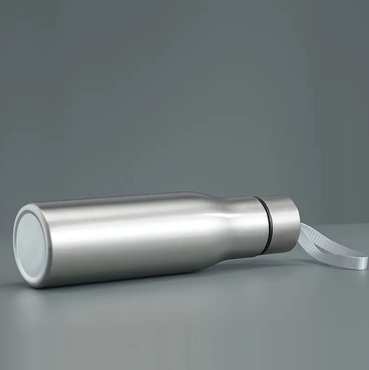 水筒 ステンレスボトル 500ml スリム 直飲み 紐付き シルバー シンプル