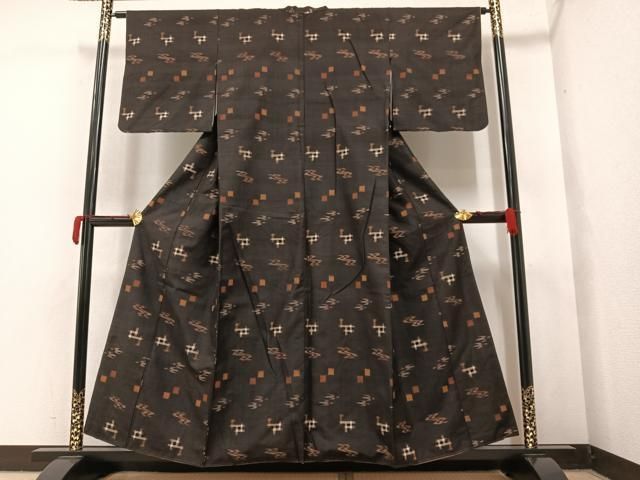 平和屋着物○国指定重要無形文化財 本場久米島紬 手織 琉球絣文様 正絹  
