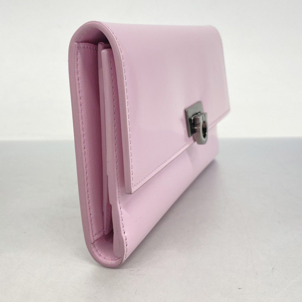 5mb1941-h サルヴァトーレフェラガモ 三つ折り長財布 ガンチーニ エナメル ピンク レディース