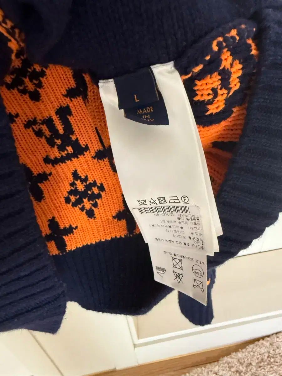 完売品　ほぼ未使用　LOUIS VUITTON シグネチャーカーディガン LOUIS VUITTON ルイ・ヴィトン モノグラム シグネチャー