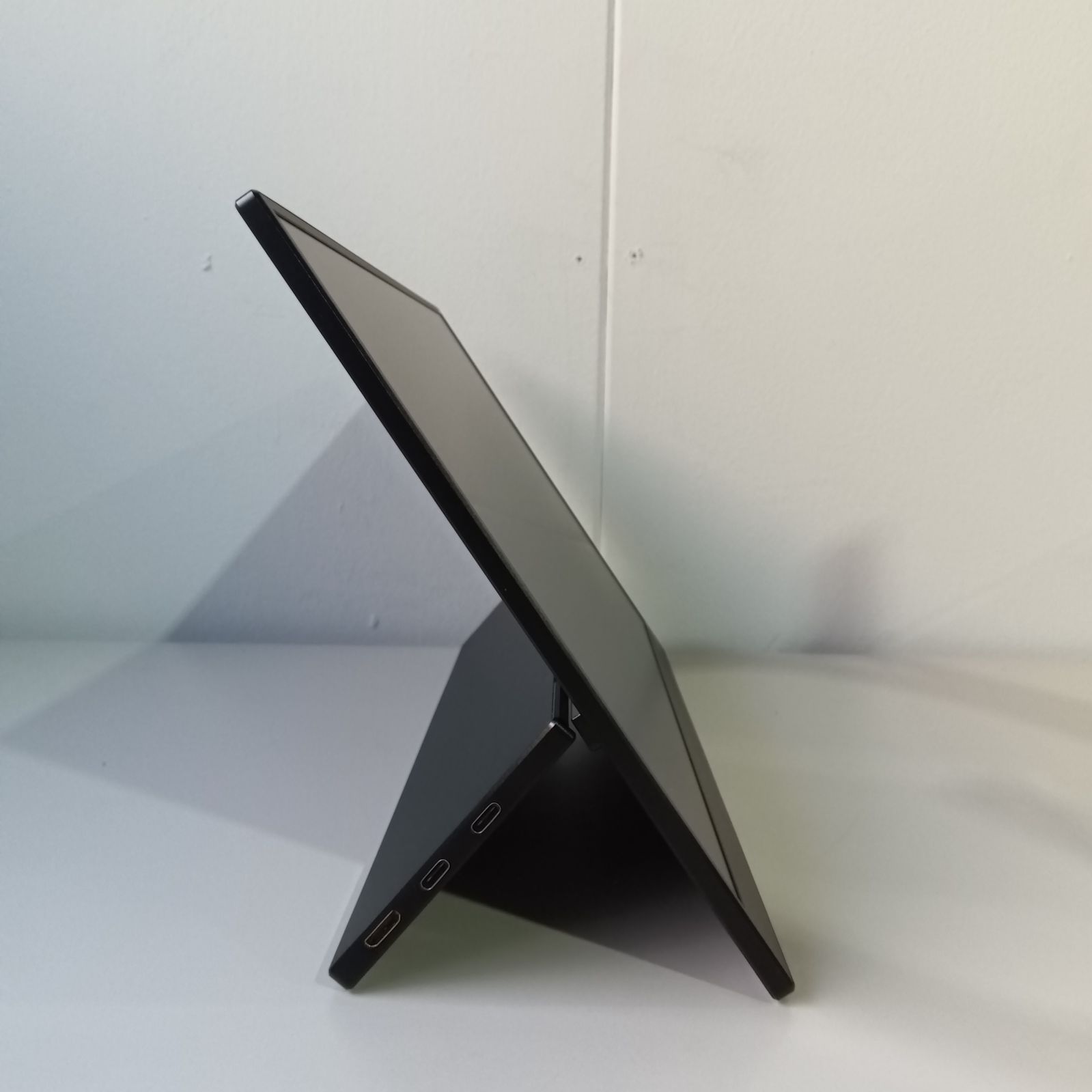 通電確認済 GMKTEC KD3 自立型ポータブルモニター 非光沢 15.6インチ 