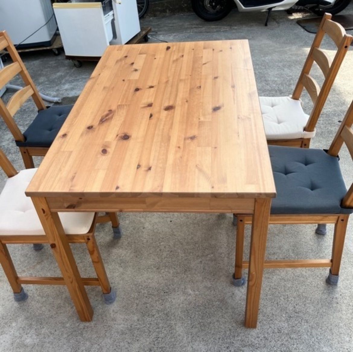 【洗浄消毒作業済】IKEA JOKKMOKK ヨックモック　テーブル＆チェア4脚 洗浄消毒作業済】IKEA JOKKMOKK ヨックモック テーブル＆チェア4脚 机