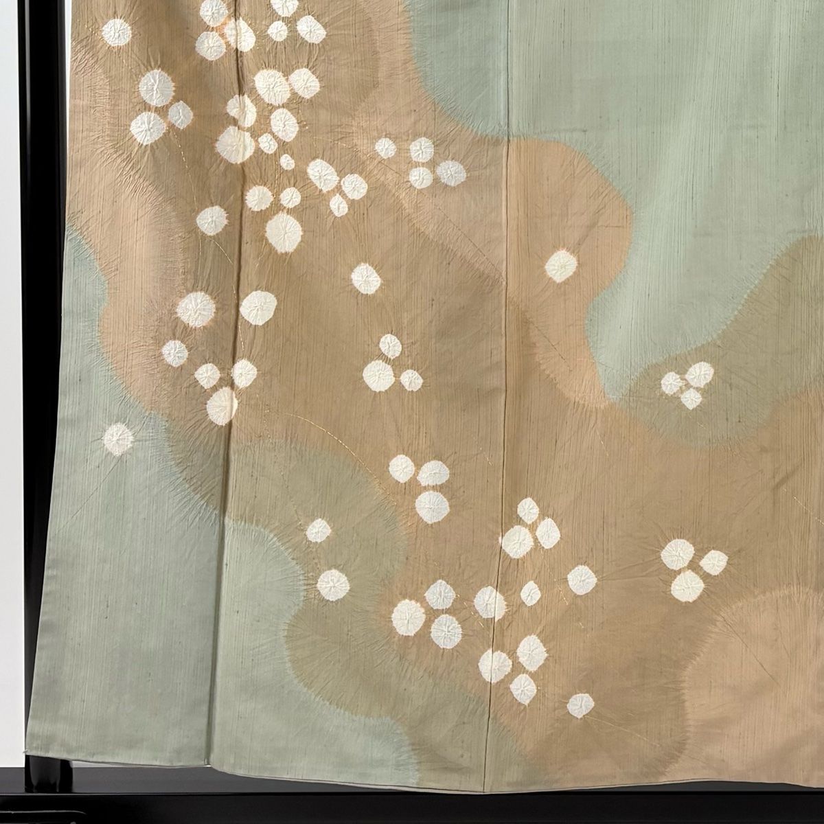 訪問着 身丈159.5cm 裄丈62.5cm S 袷 紬地 道長取り 枝花 絞り 金彩 薄茶色 正絹