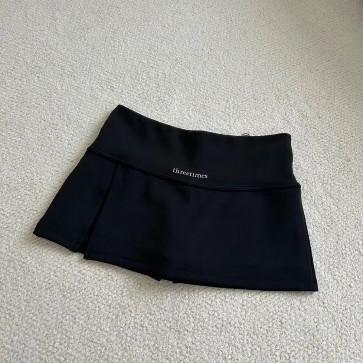 threetimes 黒 ミニスカート スリット付き threetimes 黒 ミニスカート スリット付き