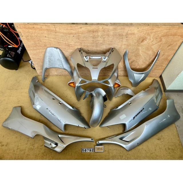 58792 ホンダ HONDA フォルツァ MF06 外装カウルセット アッパー サイド リア フェンダー シルバー