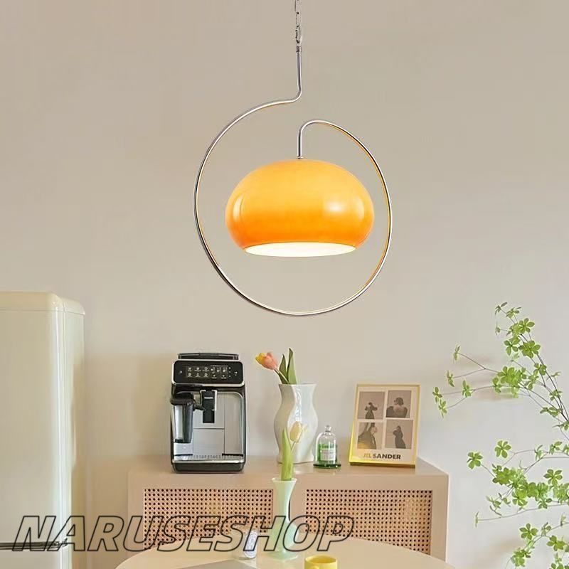 ミッドセンチュリーモダンペンダントライトオレンジ色のキッチン