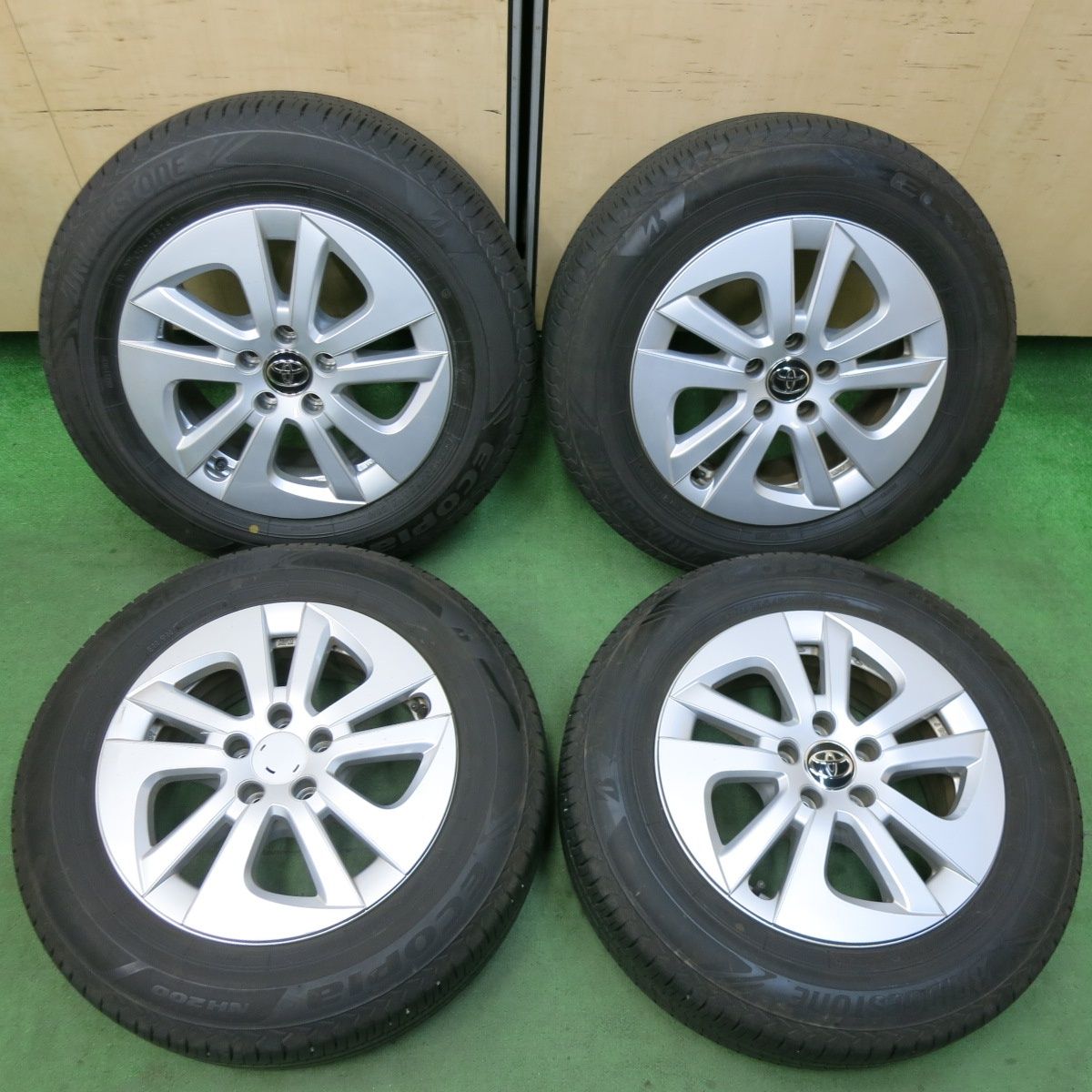 バリ溝!23年!キレイ!9.5分以上☆スタッドレス 225/60R17 バリ溝!23年!キレイ!9.5分以上☆スタッドレス 225/60R17