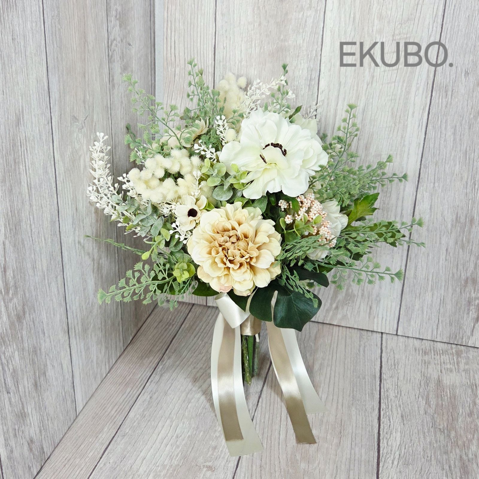 ホワイトアネモネのクラッチブーケ