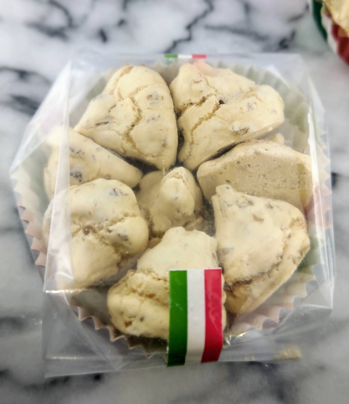 ブルッティ ﾏ ブオーニ　　イタリア菓子　メレンゲ菓子　　クッキー　ナッツ　クルミ　アーモンド
