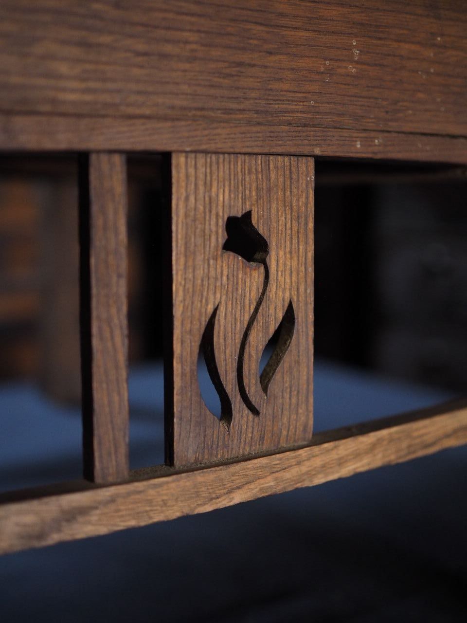 透かし彫枯れた味わいの文机